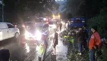 Polisi Kesulitan Evakuasi Truk Pengangkut Minyak Sawit yang Terguling di Jalur Mudik di Bandung Barat