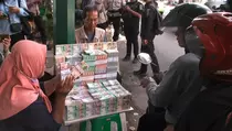 Polisi Awasi Jasa Penukaran Uang Baru di Pinggir Jalan di Yogyakarta