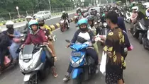 Pemudik Padati Jembatan Suramadu Menuju ke Madura, Warga Bagikan Takjil