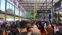Pilih Mudik Seusai Lebaran, Penumpang Terkejut Ternyata Stasiun Senen Masih Padat
