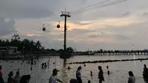 Pantai Indah Ancol Masih Ramai Pengunjung hingga Petang