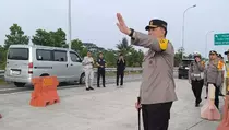 Momen Kapolda Riau Jadi Petugas Polantas Urai Kemacetan di Exit Tol Pekbang