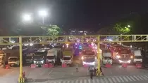 Bus dan Truk Mengular di Pelabuhan Bakauheni pada Minggu Malam