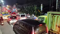 Jalur Puncak Menuju Jakarta Padat Akibat Pertemuan Arus Balik dan Wisata