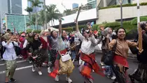 Video: Ratusan Wanita Berkebaya Berjalan dan Menari Peringati Hari Kartini