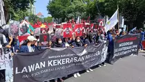 Hari Buruh, Massa Aksi Blokade Jalan Basuki Rahmat Surabaya