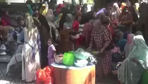 Sumber Air Sendang Melimpah, Warga Tuban Rayakan Sedekah Bumi dengan Memberi Makan Monyet dan Ikan