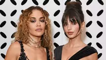 Emily Ratajkowski dan Rita Ora Hebohkan Met Gala karena Terlihat Nyaris Telanjang