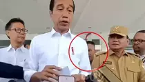 Video: Momen Jokowi Ditarik Warga Hingga Oleng