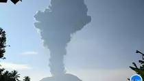 Gunung Ibu Lontarkan Lava Pijar 800 Meter