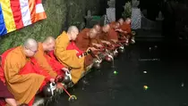 Jelang Waisak, Umat Buddha Gelar Prosesi Pengambilan Air Suci di Umbul Jumprit Temanggung