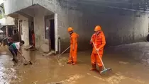 Banjir di Pejaten Timur Surut, Warga Mulai Bersihkan Endapan Lumpur