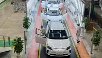Penjualan Mobil Listrik di China Lampaui Mobil Bensin