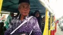 Berangkat Haji, Jurnalis Senior Asal Gresik Diarak Ratusan Warga Naik Odong-odong