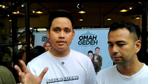 Raffi Ahmad dan Dico Ganinduto Kompak Gunakan Kaus 