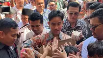 Seusai Bertemu Khofifah, Gibran Bagikan Susu ke Siswa SD di Surabaya
