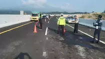 Minibus Tabrak Truk di Tol Cisumdawu, 2 Tewas di TKP