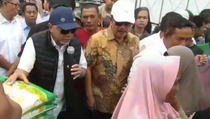 Ratusan Warga Lampung Selatan Berebut Pembagian Beras Gratis Mendag