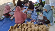Kurangi Sampah Plastik, Warga Kediri Kemas Daging Kurban Menggunakan Daun Jati dan Besek