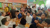 Kaesang Disambut Antusias Warga Usai Jumatan dan Bagi Buku di Muhammadiyah Jakarta