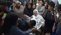 Menang Telak di Pemilihan Ulang, Caleg di Kota Ternate Ini Langsung Peluk Kaki Ibu
