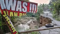 Akses Utama Warga 2 Desa di Sukolilo Pati Ditutup