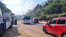Truk Kecelakaan di Km 111+800 Tol Cipularang Arah Jakarta, Terguling Tutupi Jalan