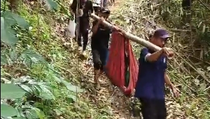 Cerita Warga Desa Ratte Sakit, Ditandu Lewati Jalan Terjal Sampai Menyeberang Sungai