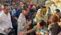 Dampingi Pj Gubernur DKI, Gibran Bagikan Susu dan Alat Tulis untuk Warga Kalideres