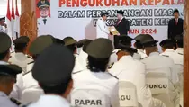 Serahkan SK Perpanjangan Jabatan, Pesan Bupati Dhito untuk Kades: Perhatikan Warga Terlantar