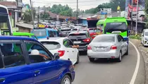 Jalur Puncak Arah Jakarta Diberlakukan One Way Siang Ini