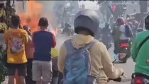 Angkot Terbakar di Depok, Jalan Raya Muruyung Limo Macet