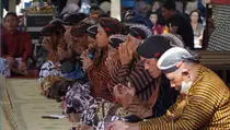 Peringati 1 Suro, Pedagang Pantai Kukup Menggelar Sedekah Laut