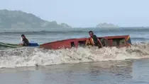 Adu Balap Perahu Tradisional di Trenggalek, Puluhan Nelayan Terguling Diterjang Ombak