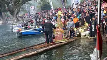 Sambut 1 Muharam, Tumpeng Raksasa Dilarung ke Tengah Telaga Ngebel Ponorogo
