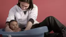 Beredar Foto Langka Lionel Messi Memandikan Lamine Yamal Sewaktu Masih 5 Bulan, Ini Kisah di Baliknya