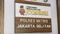 Lolos dari Adangan Awak Media, Suami BCL Jalani Pemeriksaan Perdana di Polres Jaksel