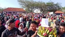 Ribuan Warga Berebut Buah dan Sayur dalam Sedekah Laut di Pantai Dewa Ruci