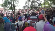 Cari Berkah Sura, Ratusan Warga Berebut Hasil Bumi di Keranda dan Jodang di Jombang