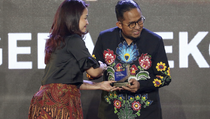 Lewat Program Bismillah Melayani, Bupati Sumenep Achmad Fauzi Terima Penghargaan Satu Inspirasi 2024