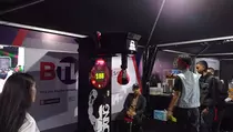 Keseruan Pengunjung Mainkan Mesin Boxing di Booth BTV dalam HUT ke-36 BBMC Indonesia di Bandung