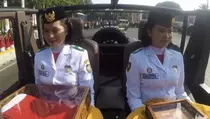 2 Anggota Purna-Paskibraka Pangku Bendera dan Teks Proklamasi di Mobil Maung Pindad