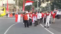 Warga Nyanyikan Hari Merdeka Saat Saksikan Kirab Duplikat Bendera Pusaka