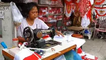 Jelang HUT RI, Penjahit Bendera Merah Putih di Surabaya Kebanjiran Order