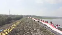 Sambut HUT Ke-79 RI, Bendera Sepanjang 579 Meter Dibentangkan di Waduk Gondang Lamongan