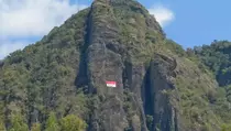 HUT Ke-79 RI, Puluhan Atlet Panjat Tebing Kibarkan Bendera Raksasa di Tebing Sepikul Trenggalek