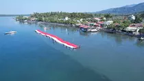 HUT Ke-79 RI, Warga Polewali Mandar Bentangkan Bendera Raksasa di Laut