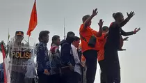 Di Tengah Lemparan Botol dari Pendemo di DPR, Habiburokhman Pastikan Tak Ada Pengesahan Revisi UU Pilkada