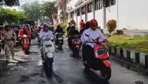 Kendarai Vespa, Dhito-Dewi ke KPU Kediri pada Hari Pertama Pendaftaran Bilbup