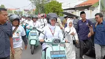 Daftar ke KPU Jawa Timur, Khofifah Kendarai Vespa Dikawal Partai Pengusung dan Relawan